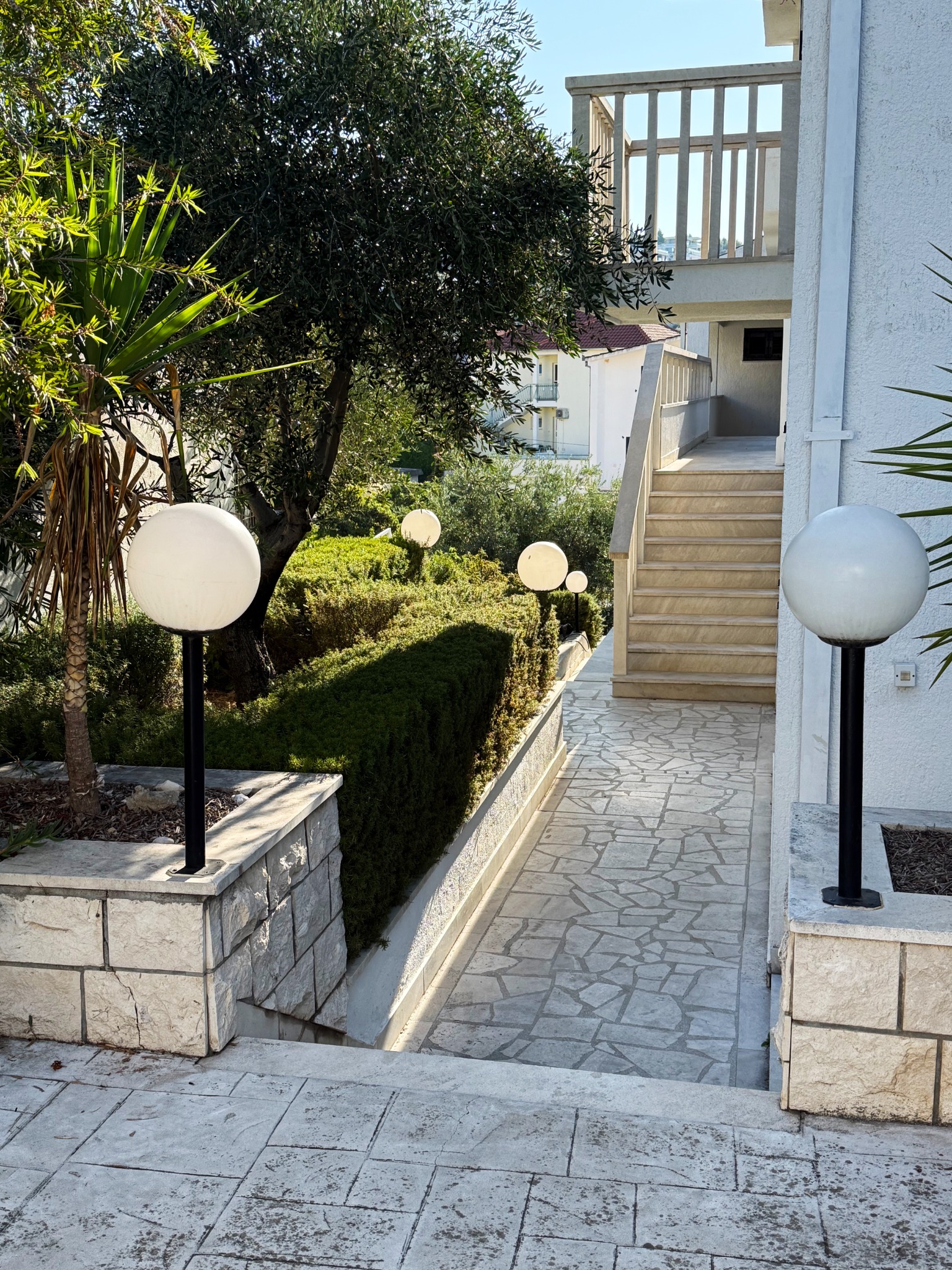 Villa Valentina garden and entrance
